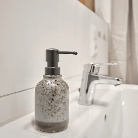 New! Modern Spacious - Good Connection *