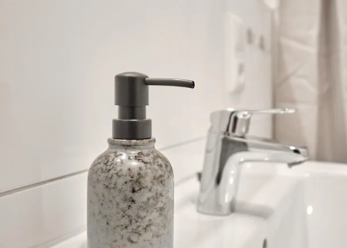 New! Modern Spacious - Good Connection *